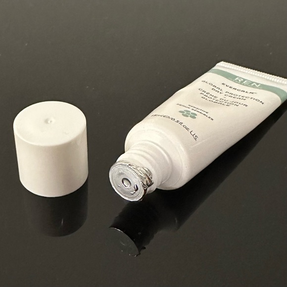 💛 5/$25 NWT REN Skincare Evercalm Global Protection Day Cream travel size 15 mL - Picture 2 of 5